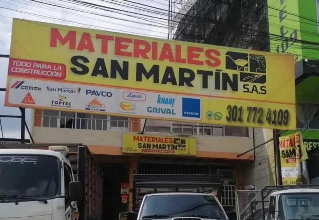 Fachada de Materiales San Martín en La Pradera, Dosquebradas, con camiones de reparto